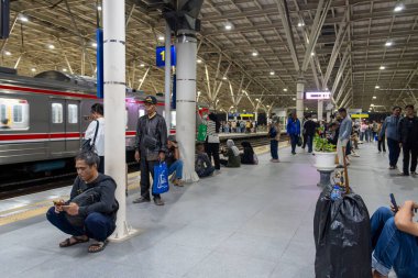 Jakarta, Endonezya - 9 Şubat 2025 Manggarai Tren İstasyonu. İnsanlar platformda duruyorlar.
