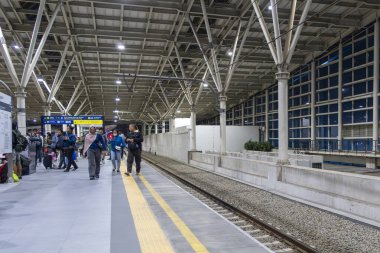 Jakarta, Endonezya - 9 Şubat 2025 Manggarai Tren İstasyonu. İnsanlar platformda duruyorlar.