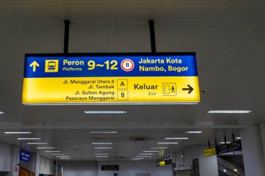 Jakarta, Endonezya - 9 Şubat 2025 Manggarai tren istasyonundaki imza Jakarta Kota, Nambo ve Bogor 'a giden trene giden yolu gösteriyor.