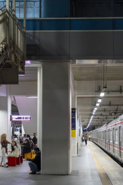 Jakarta, Endonezya - 9 Şubat 2025: Tren Manggarai istasyonuna park edilmiştir. Tren uzun ve yan tarafında bir pencere var.