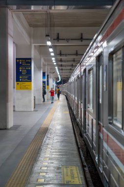 Jakarta, Endonezya - 9 Şubat 2025: Tren Manggarai istasyonuna park edilmiştir. Tren uzun ve yan tarafında bir pencere var.