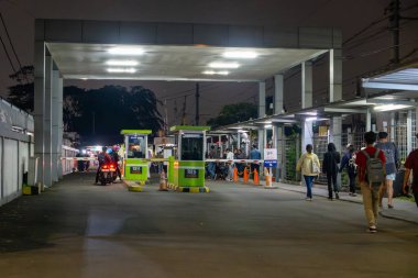 Jakarta, Endonezya - 9 Şubat 2025: Pondok Ranji tren istasyonunun gece kapısı. Birkaç kişi istasyondan çıkarken görüldü.