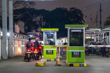 Jakarta, Endonezya - 9 Şubat 2025: Pondok Ranji tren istasyonunun gece kapısı. Birkaç kişi istasyondan çıkarken görüldü.