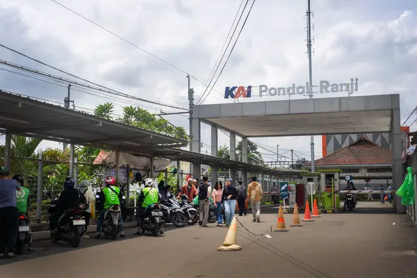 Jakarta, Endonezya - 9 Şubat 2025: Bir grup insan elinde KAI Pondok Ranji yazan bir tabelayla binanın önünde duruyor. Sahne meşgul ve hareketli.