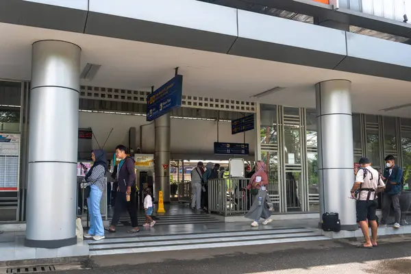 Jakarta, Endonezya - 9 Şubat 2025: Bir grup insan bir tren istasyonuna giriyor. Sahne meşgul ve hareketli. Pondok Ranji tren istasyonu.