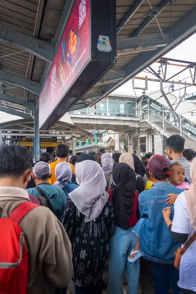 Jakarta, Endonezya - 9 Şubat 2025: Bir grup insan bir tren istasyonunda duruyor.