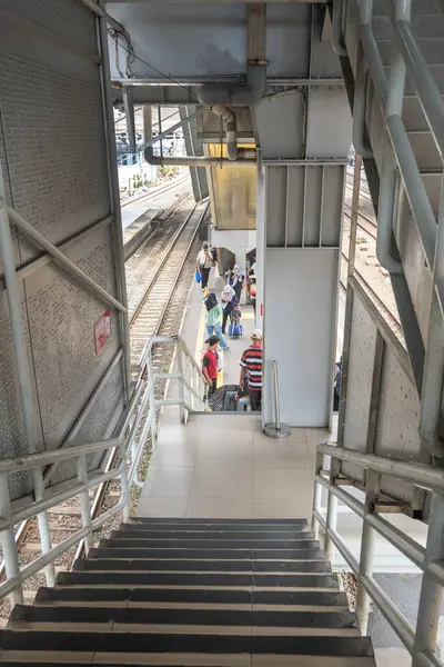 Jakarta, Endonezya - 9 Şubat 2025: Bir grup insan trene binmek için bekliyor. Tren istasyonu kalabalık ve insanlar bavul taşıyor.