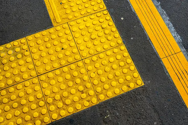 Kör insanlar için sarı yol