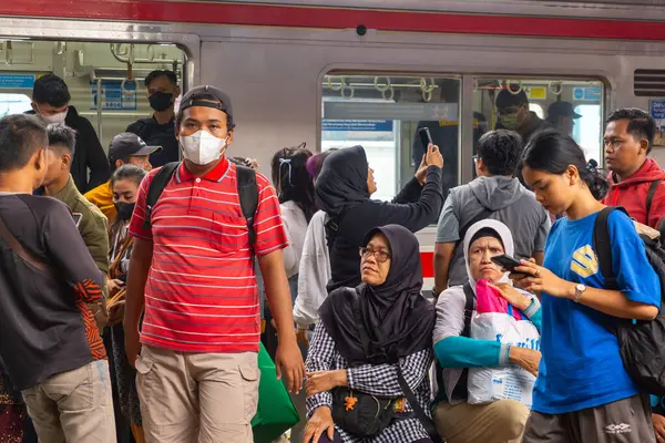 Jakarta, Endonezya - 9 Şubat 2025: Tanah Abang tren istasyonunda tren bekleyen kalabalık tren istasyonu. Sahne meşgul ve hareketli.
