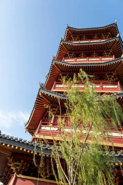 Jakarta, Endonezya - 9 Şubat 2025: Pantjoran PIK 'deki pagoda Kuzey Jakarta, Endonezya' nın Pantai Indah Kapuk bölgesinde yer alan beş katlı çarpıcı bir yapıdır..