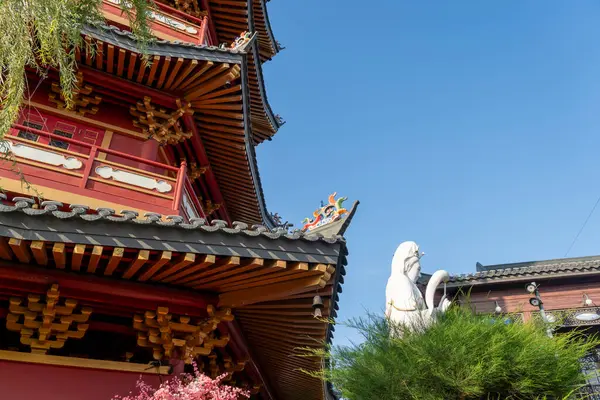 Jakarta, Endonezya - 9 Şubat 2025: Pantjoran PIK 'deki pagoda Kuzey Jakarta, Endonezya' nın Pantai Indah Kapuk bölgesinde yer alan beş katlı çarpıcı bir yapıdır..