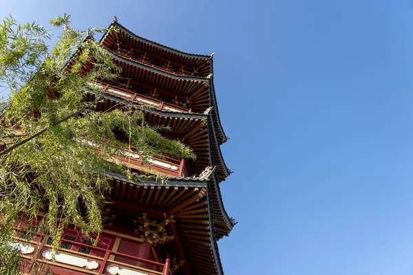 Jakarta, Endonezya - 9 Şubat 2025: Pantjoran PIK 'deki pagoda Kuzey Jakarta, Endonezya' nın Pantai Indah Kapuk bölgesinde yer alan beş katlı çarpıcı bir yapıdır..