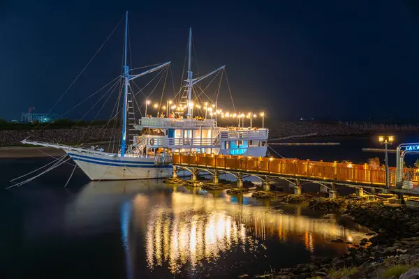 Jakarta, Endonezya - 9 Şubat 2025: Talassa Phinisi Boat geleneksel Endonezya fenisi gemisi gibi tasarlanmış yüzen bir restoran. Pantjoran PIK (Pantai Indah Kapuk)