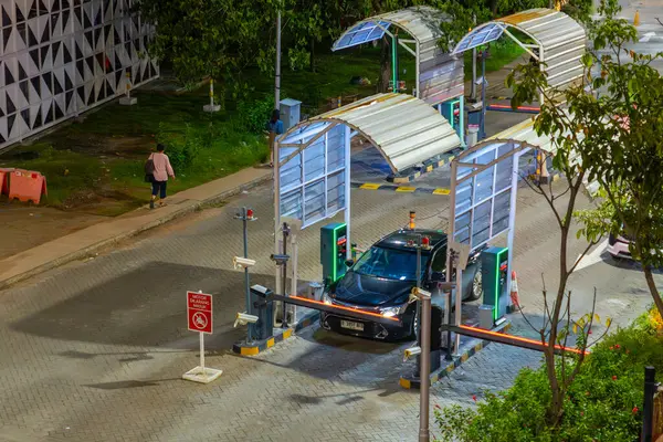 Jakarta, Endonezya - 9 Şubat 2025: Pantai Indah Kapuk 'taki otopark çıkışı