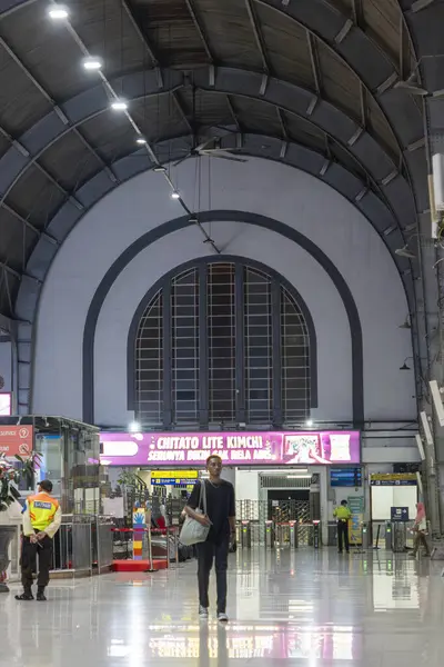 Jakarta, Endonezya - 9 Şubat 2025: Jakarta Kota tren istasyonu, gece. Adam uzun bir koridorda yürüyor. Koridor aydınlandı.