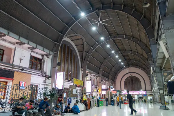 Jakarta, Endonezya - 9 Şubat 2025: Jakarta Kota tren istasyonu, gece. Adam uzun bir koridorda yürüyor. Koridor aydınlandı.