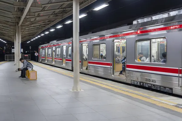 Jakarta, Endonezya - 9 Şubat 2025: Tren Manggarai istasyonuna park edilmiştir. Tren uzun ve yan tarafında bir pencere var.