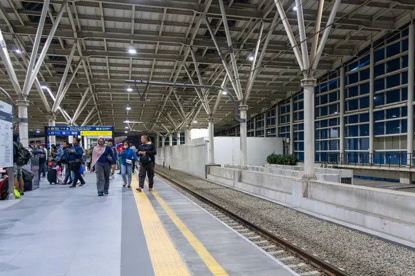 Jakarta, Endonezya - 9 Şubat 2025 Manggarai Tren İstasyonu. İnsanlar platformda duruyorlar.