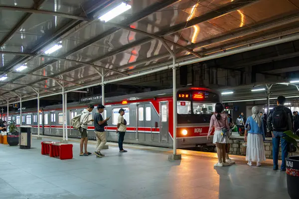 Jakarta, Endonezya - 9 Şubat 2025: Manggarai tren istasyonu, üzerinde birkaç kişi oturuyor. Platform boş ve tren görünmüyor..