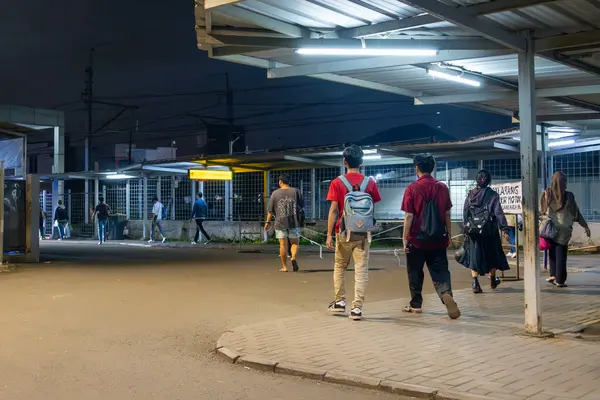Jakarta, Endonezya - 9 Şubat 2025: Pondok Ranji tren istasyonunun gece kapısı. Birkaç kişi istasyondan çıkarken görüldü.