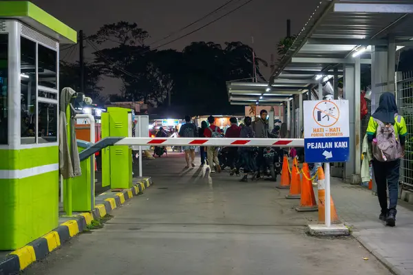 Jakarta, Endonezya - 9 Şubat 2025: Pondok Ranji tren istasyonunun gece kapısı. Birkaç kişi istasyondan çıkarken görüldü.
