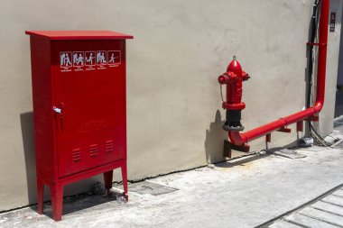 Bali, Endonezya - 23 Aralık 2024: Kırmızı yangın musluğu üzerinde 