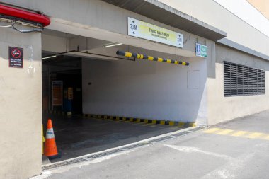 Bali, Endonezya - 23 Aralık 2024: Sarı ve siyah direkli park alanı. Boş ve yerde sarı ve siyah çizgili bir çizgi var.
