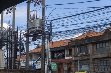 Bali, Endonezya - 23 Aralık 2024: Bir sürü elektrik hattı ve üzerinde 