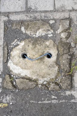 Kaldırımda tuğladan yapılmış lağım kapağı