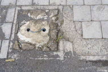 Kaldırımda tuğladan yapılmış lağım kapağı