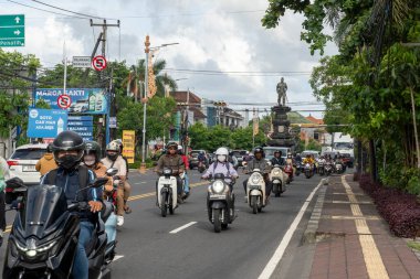 Bali, Endonezya - 23 Aralık 2024: Gatsu-Nangka Yolu kavşağında bulunan Kaptan Cokorda Agung Tresna 'nın heykeli