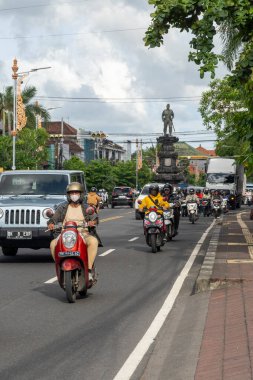 Bali, Endonezya - 23 Aralık 2024: Gatsu-Nangka Yolu kavşağında bulunan Kaptan Cokorda Agung Tresna 'nın heykeli