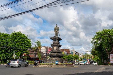 Bali, Endonezya - 23 Aralık 2024: Gatsu-Nangka Yolu kavşağında bulunan Kaptan Cokorda Agung Tresna 'nın heykeli