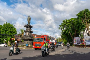 Bali, Endonezya - 23 Aralık 2024: Gatsu-Nangka Yolu kavşağında bulunan Kaptan Cokorda Agung Tresna 'nın heykeli