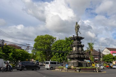 Bali, Endonezya - 23 Aralık 2024: Gatsu-Nangka Yolu kavşağında bulunan Kaptan Cokorda Agung Tresna 'nın heykeli