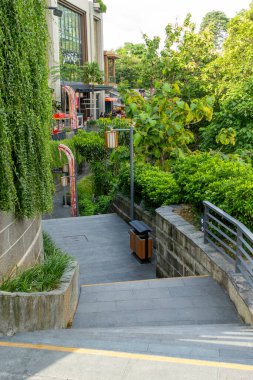 Bali, Endonezya - 23 Aralık 2024: Merdivenler parmaklıklı bir binaya çıkıyor. Korkuluklar metalden yapılmıştır ve beyazdır.