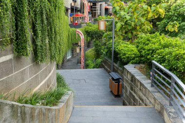 Bali, Endonezya - 23 Aralık 2024: Merdivenler parmaklıklı bir binaya çıkıyor. Korkuluklar metalden yapılmıştır ve beyazdır.