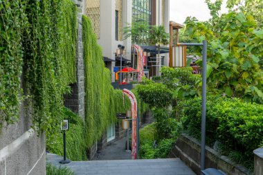 Bali, Endonezya - 23 Aralık 2024: Merdivenler parmaklıklı bir binaya çıkıyor. Korkuluklar metalden yapılmıştır ve beyazdır.