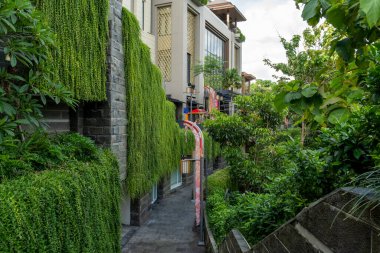 Bali, Endonezya - 23 Aralık 2024: Merdivenler parmaklıklı bir binaya çıkıyor. Korkuluklar metalden yapılmıştır ve beyazdır.