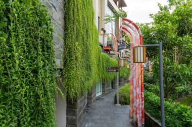 Bali, Endonezya - 23 Aralık 2024: Merdivenler parmaklıklı bir binaya çıkıyor. Korkuluklar metalden yapılmıştır ve beyazdır.