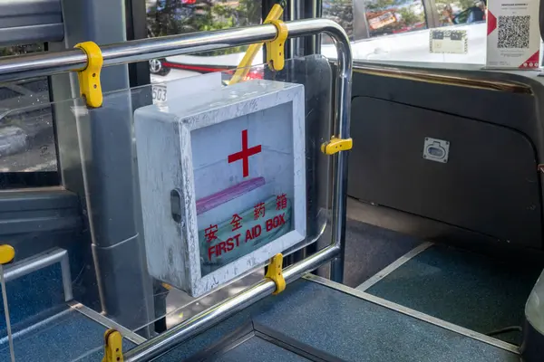 Bali, Endonezya - 23 Aralık 2024: Üzerinde kırmızı haç olan küçük bir kutu ve üzerinde 