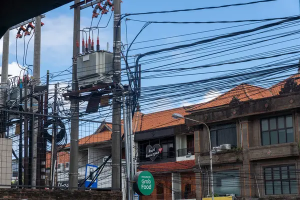 Bali, Endonezya - 23 Aralık 2024: Bir sürü elektrik hattı ve üzerinde 
