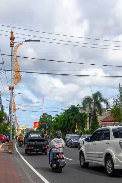 Bali, Endonezya - 23 Aralık 2024: Arabalar ve motorlu araçlarla dolu cadde