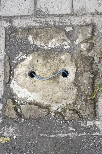 Kaldırımda tuğladan yapılmış lağım kapağı