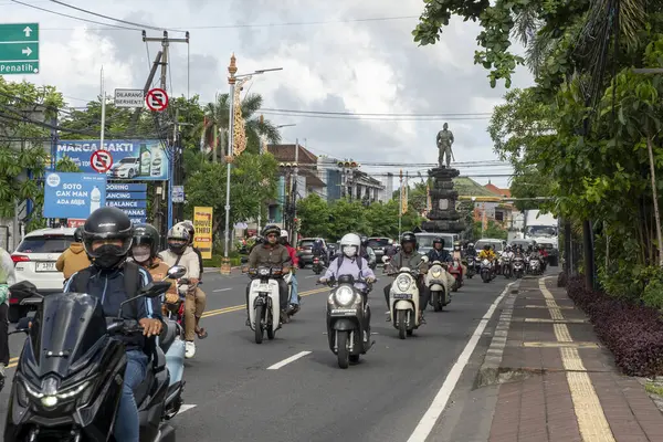 Bali, Endonezya - 23 Aralık 2024: Gatsu-Nangka Yolu kavşağında bulunan Kaptan Cokorda Agung Tresna 'nın heykeli