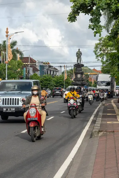 Bali, Endonezya - 23 Aralık 2024: Gatsu-Nangka Yolu kavşağında bulunan Kaptan Cokorda Agung Tresna 'nın heykeli