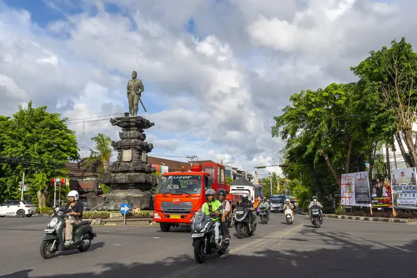 Bali, Endonezya - 23 Aralık 2024: Gatsu-Nangka Yolu kavşağında bulunan Kaptan Cokorda Agung Tresna 'nın heykeli