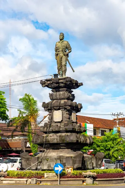 Bali, Endonezya - 23 Aralık 2024: Gatsu-Nangka Yolu kavşağında bulunan Kaptan Cokorda Agung Tresna 'nın heykeli