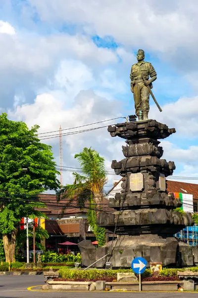 Bali, Endonezya - 23 Aralık 2024: Gatsu-Nangka Yolu kavşağında bulunan Kaptan Cokorda Agung Tresna 'nın heykeli