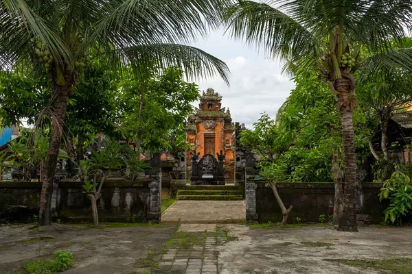 Bali, Endonezya - 23 Aralık 2024: Arka planda bir Pura Gunung Agung olan avlu. Avlu ağaçlarla çevrili ve taş yolu var.